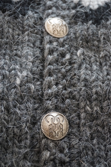 Handknitted Icelandic Cardigan with buttons - grey