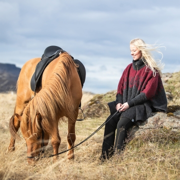 Damen Woll-Poncho-Jacke Ísar - Wintermantel - Reitrock - Dunkelrot / Schwarz