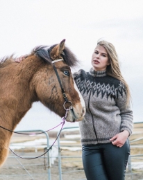 Isländische Strickjacke mit Stehkragen, braun